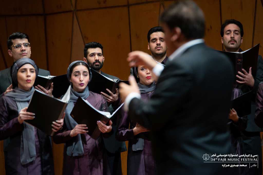 اجرای گروه  کر اردیبهشت در تالار رودکی در روز پنجم جشنواره موسیقی فجر