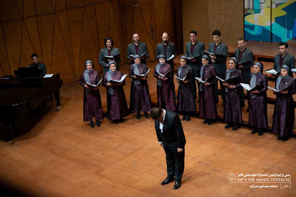 اجرای گروه  کر اردیبهشت در تالار رودکی در روز پنجم جشنواره موسیقی فجر