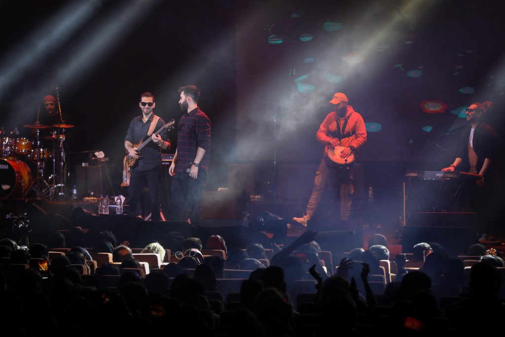 علی یاسینی به روی صحنه رفت