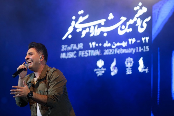علیرضا طلیسچی در سالن میلاد روی صحنه رفت/ جمع کوچک پر رونق در جشنواره فجر