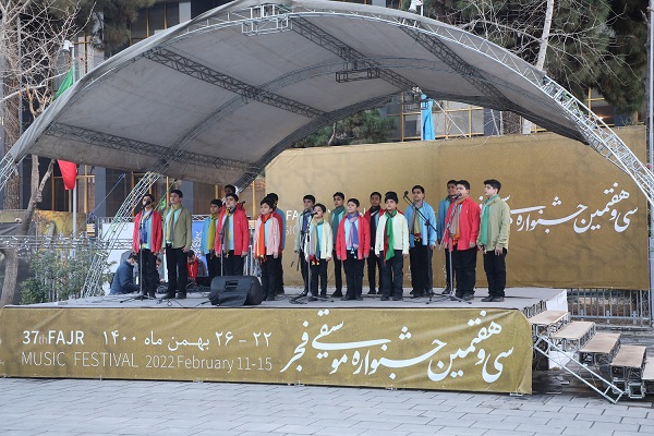 اجرای گروه سرود نور مشکات در سی و هفتمین جشنواره موسیقی فجر