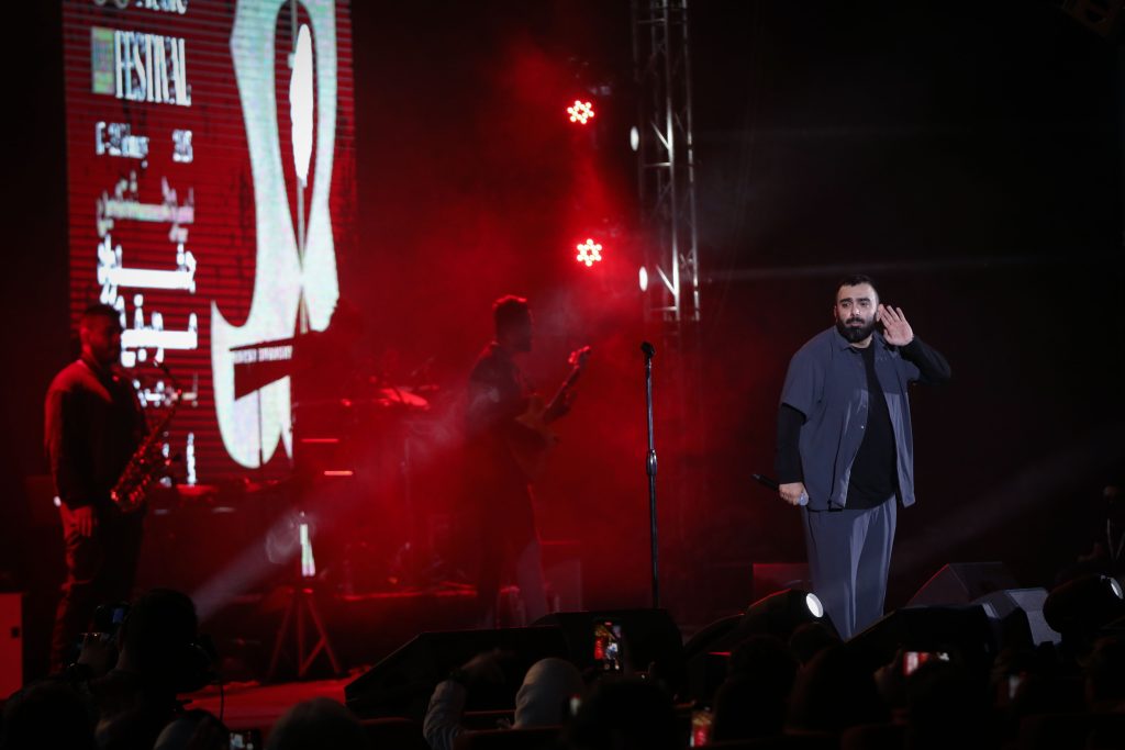 رفع دلتنگی مسعود صادقلو با طرفدارانش در روز دوم جشنواره موسیقی فجر