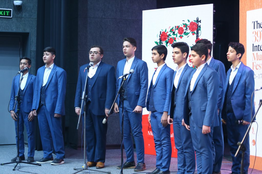 اجرای گروه سرود عابس در سی و نهمین جشنواره بین المللی موسیقی فجر