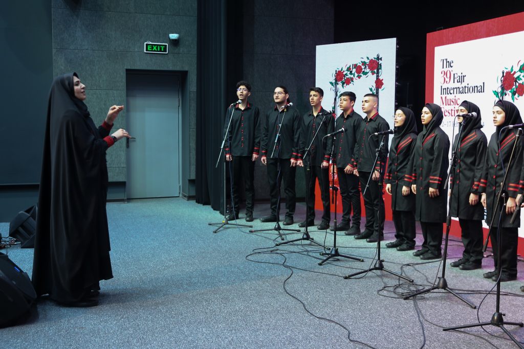 اجرای گروه سرود فرزندان ایران در سی و نهمین جشنواره بین المللی موسیقی فجر