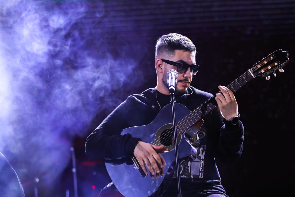 اجرای آرون افشار در سی و نهمین جشنواره بین المللی موسیقی فجر