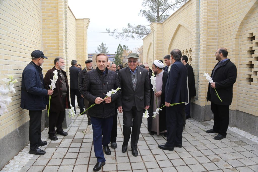گزارش تصویری گلباران مزار هنرمندان